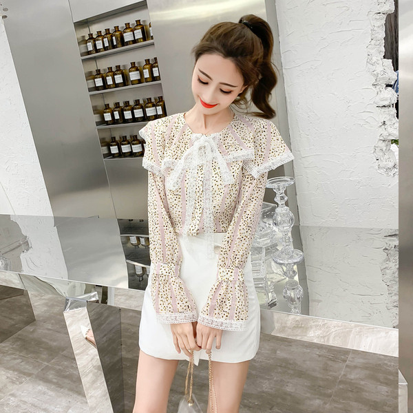 Cămașă modernă de damă în două culori cu decolteu O