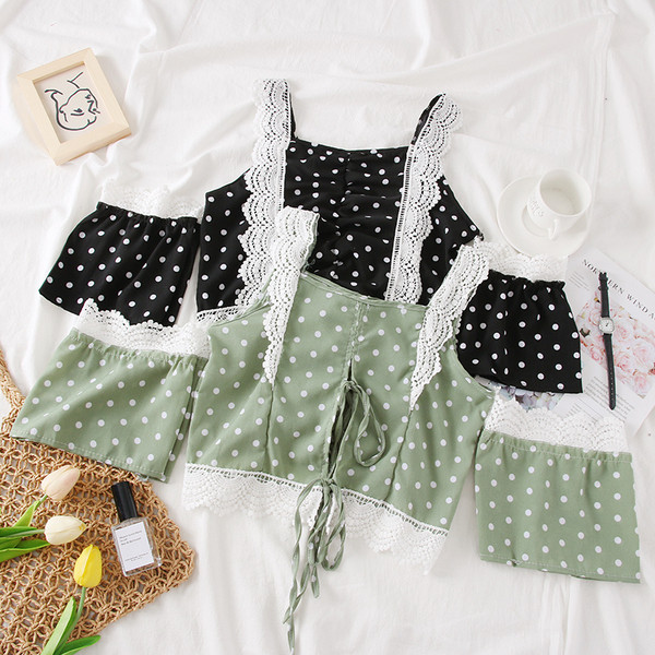 Bluza de dama actuala cu buline si umerii goi