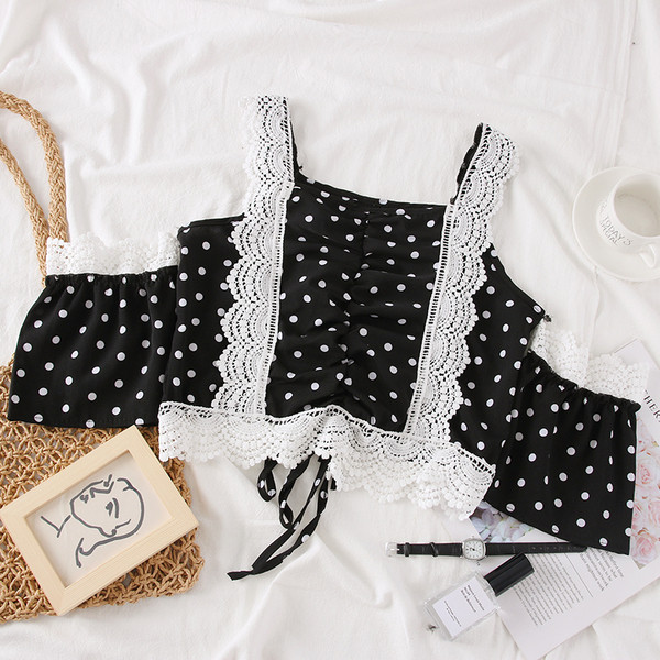 Bluza de dama actuala cu buline si umerii goi