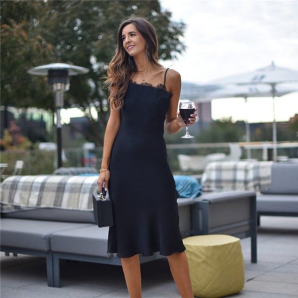 Rochie elegantă de damă cu bretele subțiri și dantelă de culoare neagră