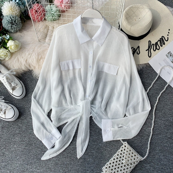 Cămașă de damă de culoare albă și guler