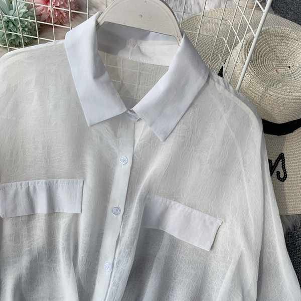 Cămașă de damă de culoare albă și guler