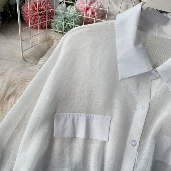 Cămașă de damă de culoare albă și guler