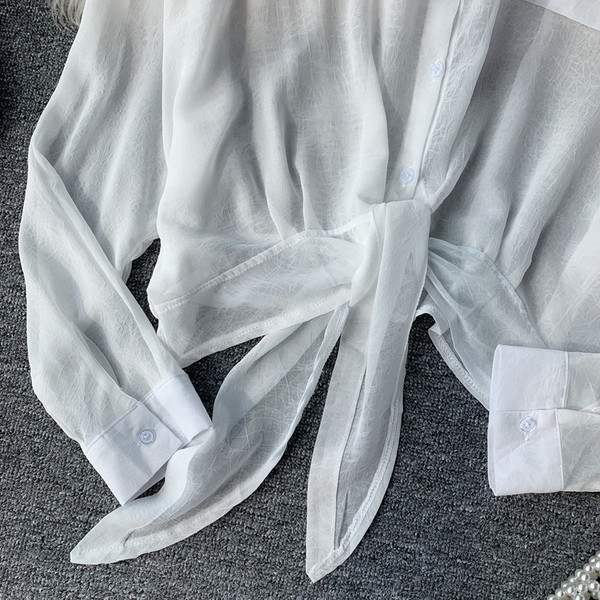 Cămașă de damă de culoare albă și guler