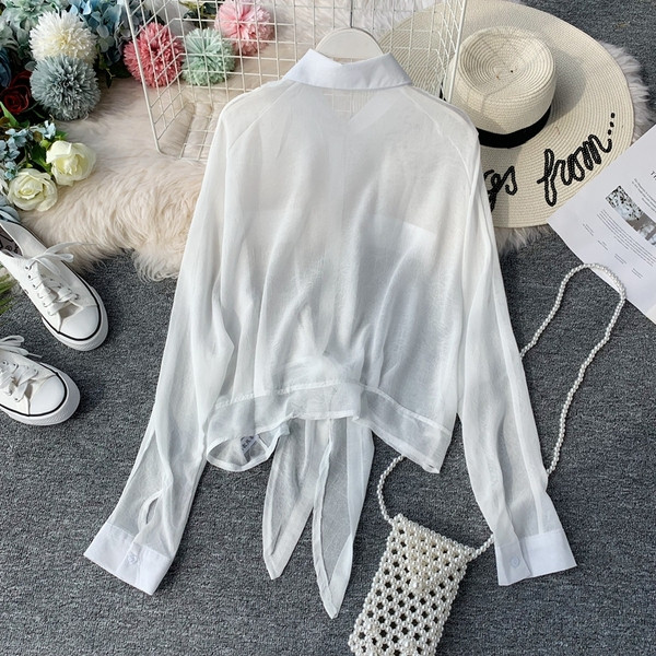 Cămașă de damă de culoare albă și guler