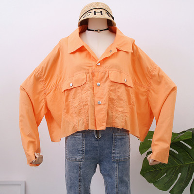 Cămașă casual de damă cu buzunare și nasturi în alb și portocaliu