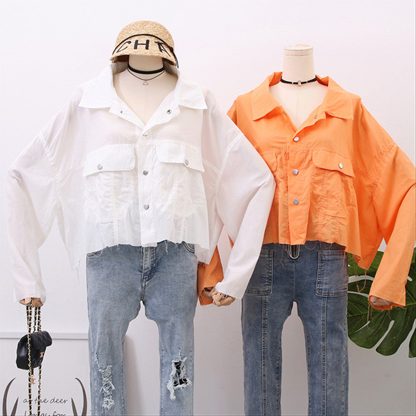 Cămașă casual de damă cu buzunare și nasturi în alb și portocaliu