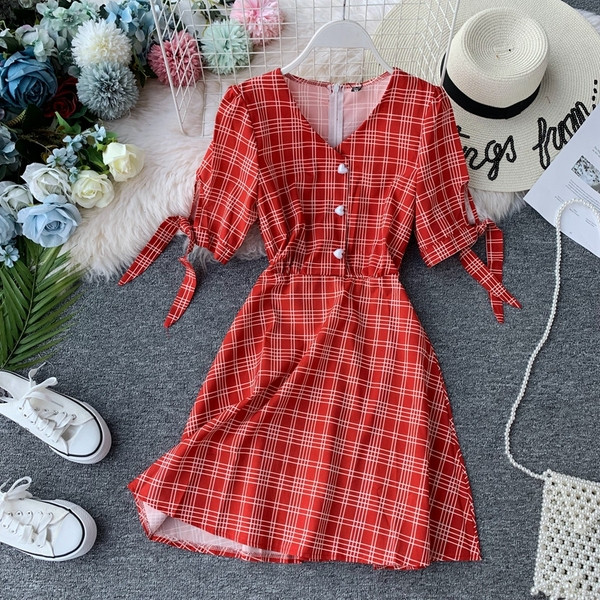 Rochie dama in carouri cu nasturi de culoare rosie