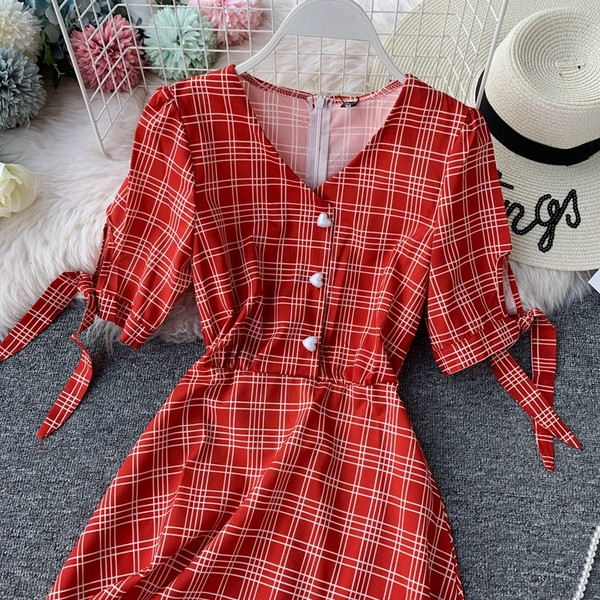 Rochie dama in carouri cu nasturi de culoare rosie