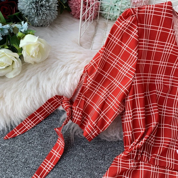 Rochie dama in carouri cu nasturi de culoare rosie