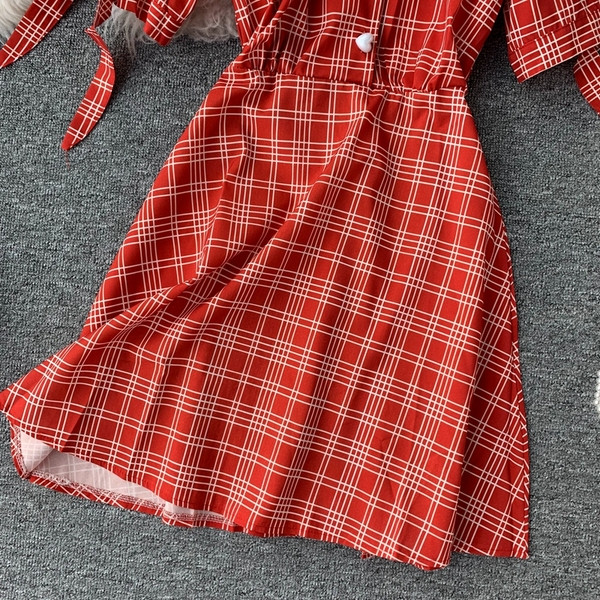 Rochie dama in carouri cu nasturi de culoare rosie