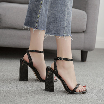 Стилни дамски сандали с дебел ток в черен цвят