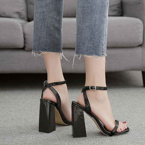 Sandale de damă elegante cu toc gros, de culoare neagră