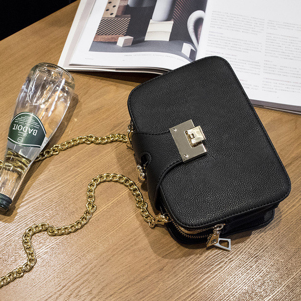 Geanta de dama moderna cu maner metalic de culoare neagra