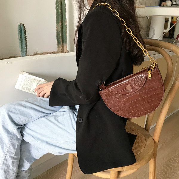 Geanta de dama moderna cu maner metalic in trei culori