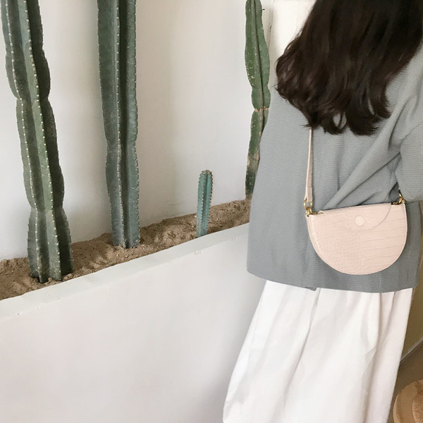 Geanta de dama moderna cu maner metalic in trei culori