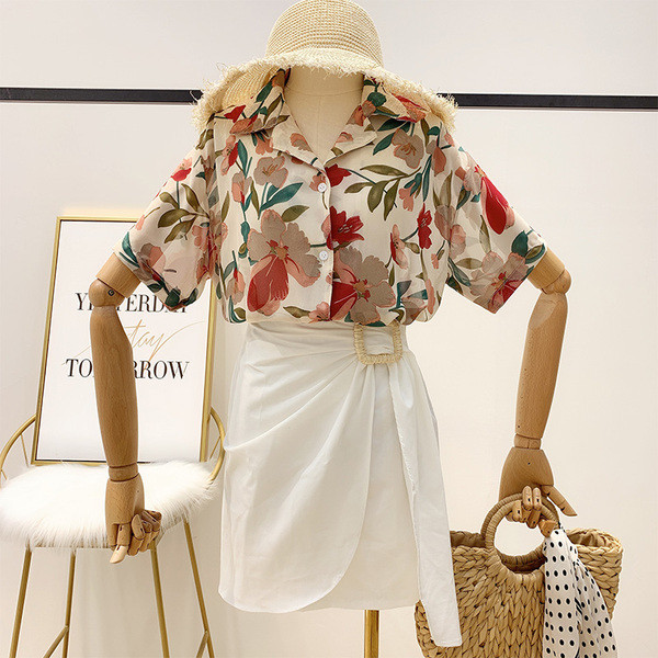 Cămașă de damă cu mâneci scurte și model floral în patru culori