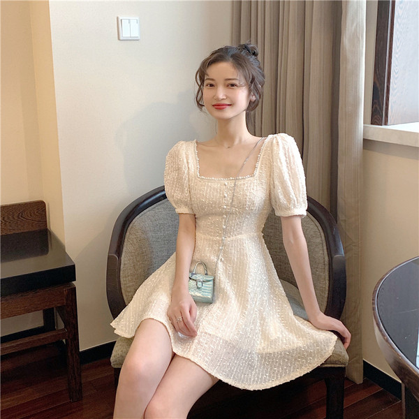 Rochie albă scurtă de damă actuală