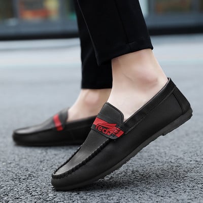 Mocasini actuali pentru bărbați - în alb-negru