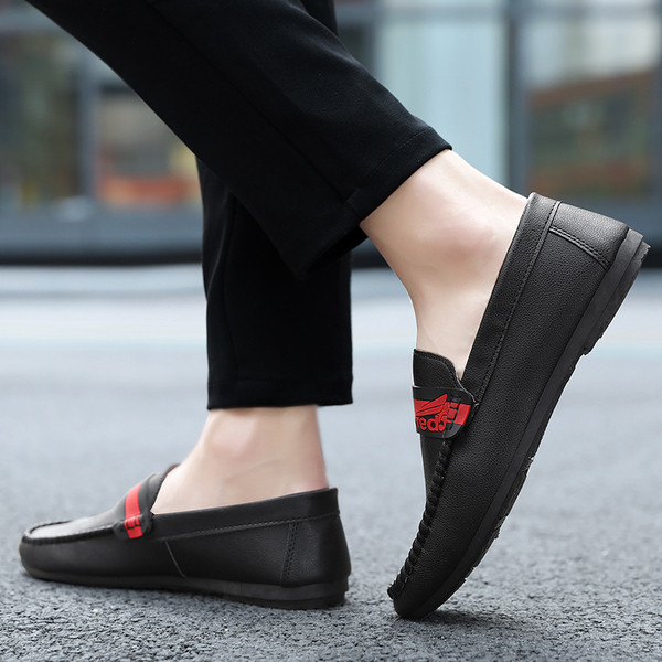 Mocasini actuali pentru bărbați - în alb-negru