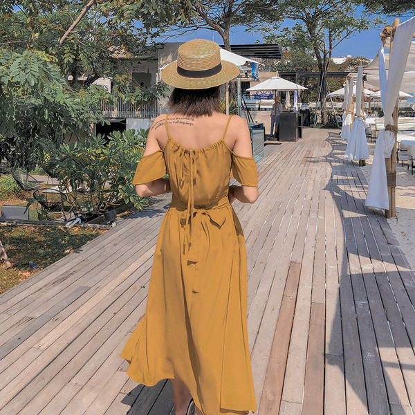 Rochie moderna de dama lunga de culoare galbena cu bretele subtiri