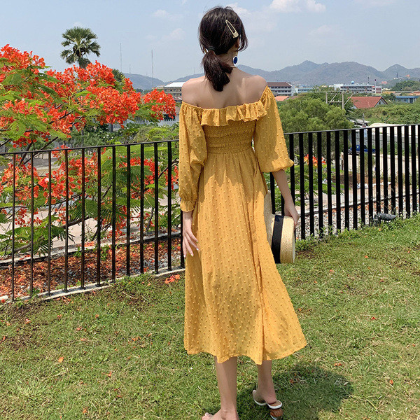 Alkalmi női ruha sárga színben, leesett ujjakkal