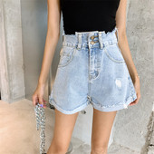 Pantaloni scurți de damă la modă cu talie înaltă într-o culoare deschisă