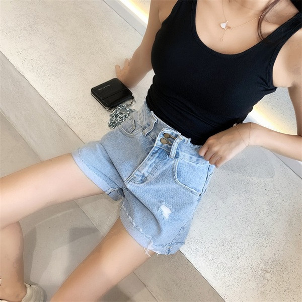 Pantaloni scurți de damă la modă cu talie înaltă într-o culoare deschisă