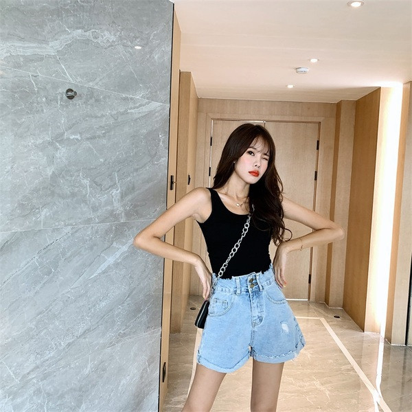 Pantaloni scurți de damă la modă cu talie înaltă într-o culoare deschisă