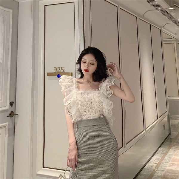 Maieu elegant de damă, cu dantelă și bretele largi, în alb