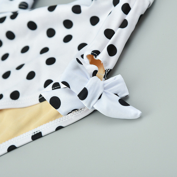 Μοντέρνο μαγιό  μπικίνι σε λευκόχρώμα πουά