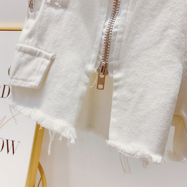 Pantaloni scurți moderni de damă în alb cu fermoar