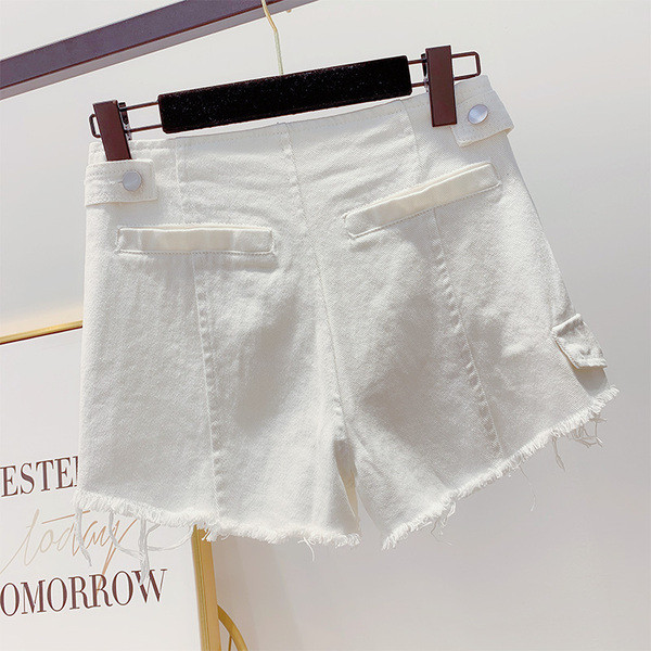 Pantaloni scurți moderni de damă în alb cu fermoar