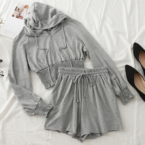 Set de damă sport-casual care include un hanorac și pantaloni scurți în mai multe culori