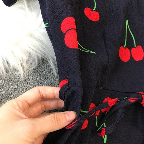 Rochie de dama cu aplicatie si maneci scurte de culoare neagra