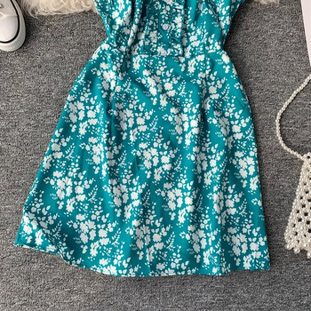 Rochia modernă de damă cu bretele este în două culori