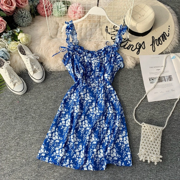 Rochia modernă de damă cu bretele este în două culori