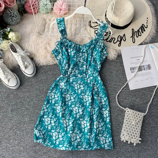 Rochia modernă de damă cu bretele este în două culori