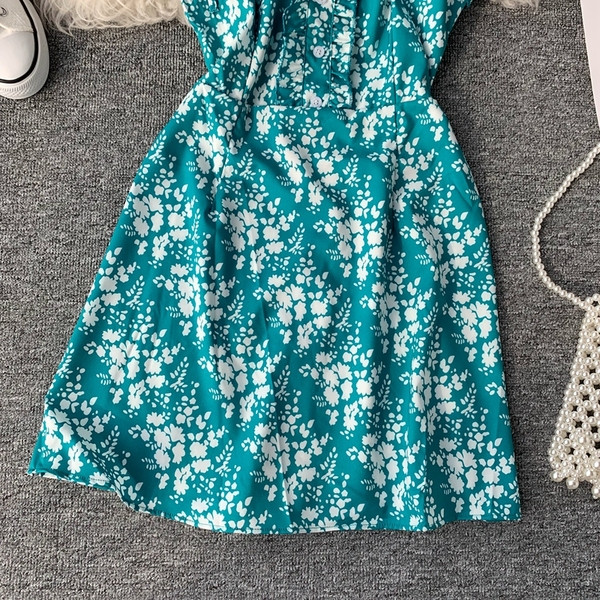 Rochia modernă de damă cu bretele este în două culori