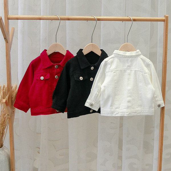 Geaca pentru copii model nou cu nasturi in alb, negru si rosu