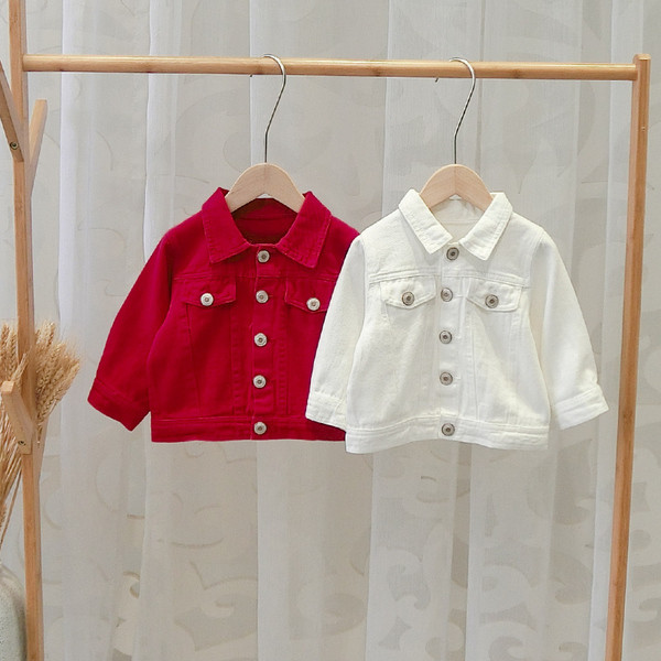 Geaca pentru copii model nou cu nasturi in alb, negru si rosu