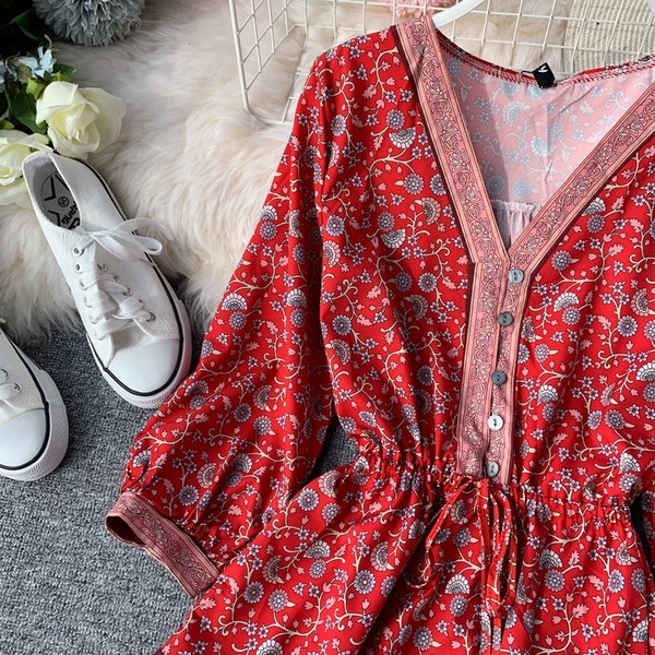 Rochie moderna de dama cu maneci lungi si nasturi in rosu