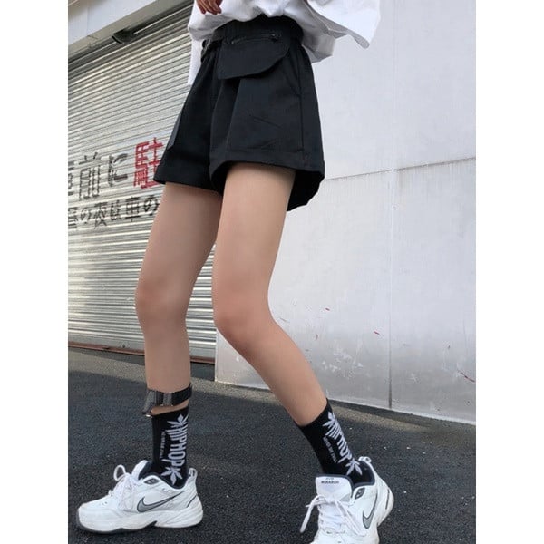 Pantaloni scurti de dama cu talie elastica si curea in negru si verde