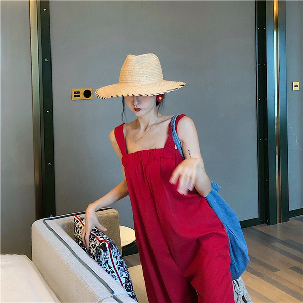 Salopetă modernă de damă cu bretele largi în roșu și negru