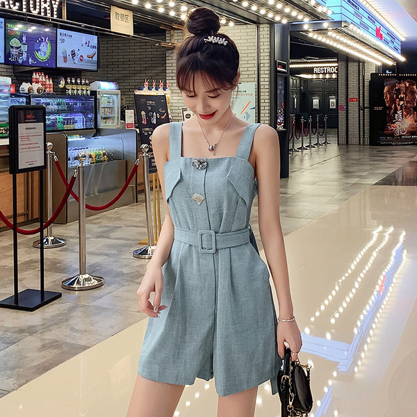 Salopetă scurtă de damă modernă cu curea în albastru