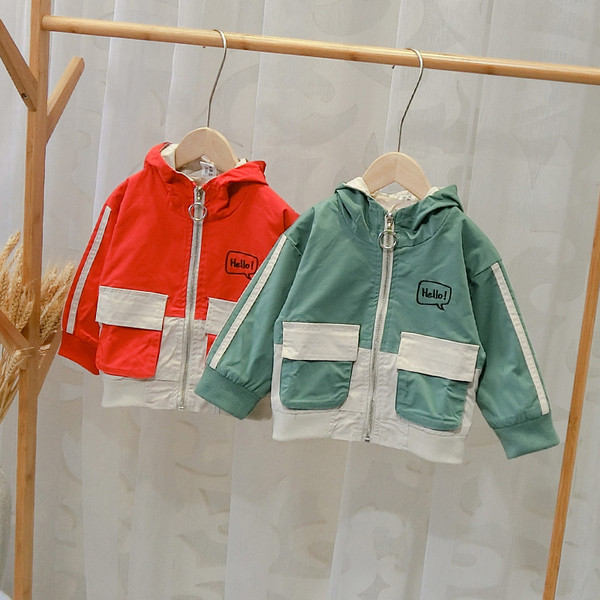 Noul model de jachetă pentru copii de zi cu zi pentru băieți în verde și roșu