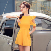 Salopetă de damă modernă cu umerii goi, de culoare galbenă