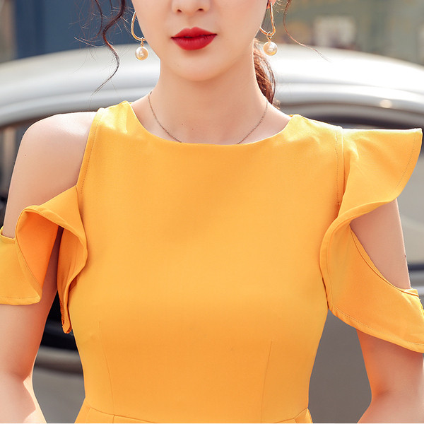 Salopetă de damă modernă cu umerii goi, de culoare galbenă