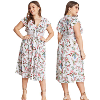 Rochie modernă de damă cu mâneci scurte și decolteu adânc în alb