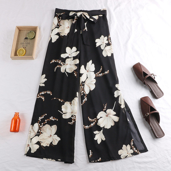 Pantaloni de dama actuali in trei culori cu motive florale